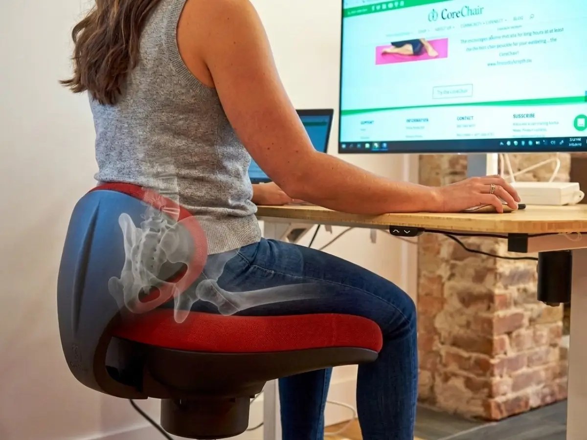 Woman at her desk on a Red CoreChair Tango with overlay showing pelvic alignment